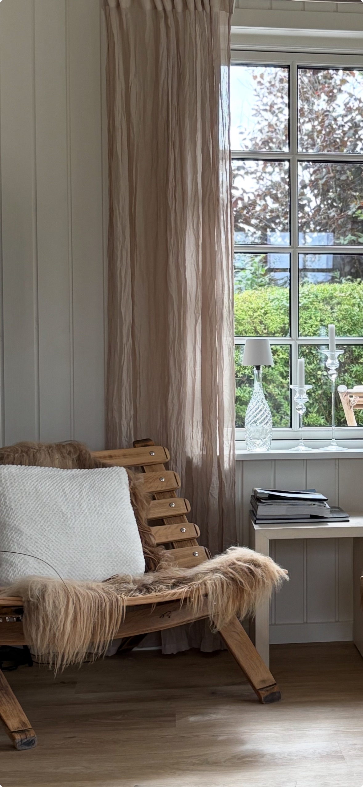 Lænestol med pude i hvidt betræk